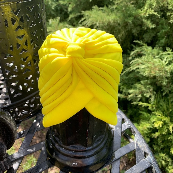 Sunny bright yellow cloche hat accented with a vintage jewelry piece - Picture 2 of 7